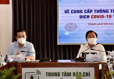 Phó Trưởng ban Thường trực Ban Tuyên giáo Thành ủy TPHCM Lê Văn Minh (bên trái) chủ trì cuộc họp