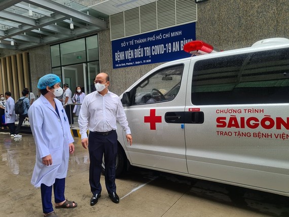 Bác sĩ Hồ Hải Trường Giang, Giám đốc Bệnh viện An Bình nhận xe cấp cứu từ nhà tài trợ trao tặng