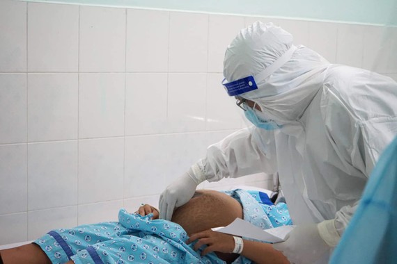 Bác sĩ Bệnh viện Hùng Vương đang thăm khám cho thai phụ