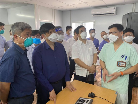 Bộ trưởng Bộ Y tế Nguyễn Thanh Long kiểm tra Trung tâm Hồi sức Covid-19 do Bệnh viện Việt - Đức quản lý