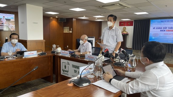 Ông Phạm Đức Hải, Phó Ban Chỉ đạo phòng chống dịch Covid-19 TPHCM thông tin tại buổi họp báo. Ảnh: VĂN MINH