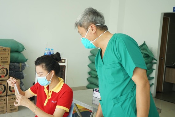Thứ trưởng Bộ Y tế Nguyễn Trường Sơn hướng dẫn người dân tự lấy mẫu xét nghiệm