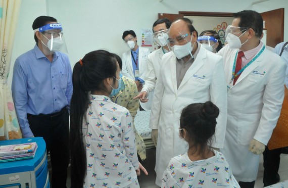 Chủ tịch nước Nguyễn Xuân Phúc thăm hỏi, tặng quà bệnh nhi tại Bệnh viện Nhi đồng Thành phố. Ảnh: CAO THĂNG