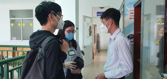 Sinh viên Trường Đại học Y khoa Phạm Ngọc Thạch được thực tập tại trạm y tế lưu động
