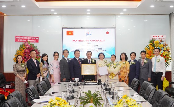 Đại diện JICA tại Việt Nam trao bằng khen cho Bệnh viện Chợ Rẫy 