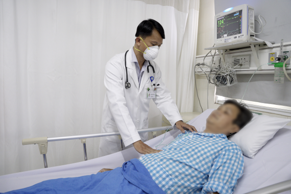 Bác sĩ Phạm Phước Mẫn đang thăm khám người bệnh sau thực hiện can thiệp mạch vành