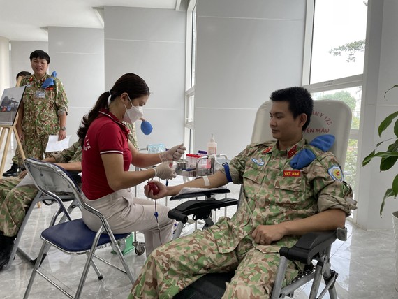 Các chiến sĩ mũ nồi xanh Bệnh viện dã chiến 2.5 tham gia hiến máu nhân đạo vào sáng 25-8 