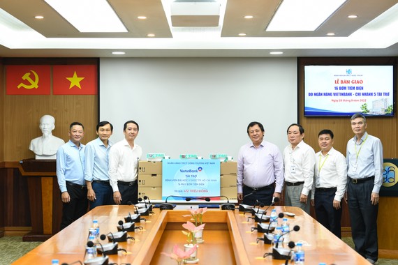 Đại diện Ngân hàng TMCP Công thương Việt Nam (Vietinbank) trao tăng máy bơm điện cho Bệnh viện Đại học Y dược