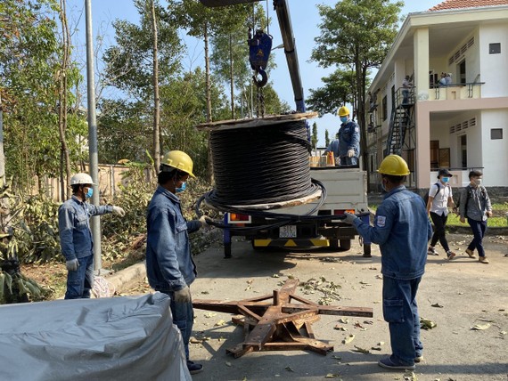 Dựng trụ công trình cấp điện cho Bệnh viện dã chiến số 2 tại huyện Nhà Bè, TPHCM