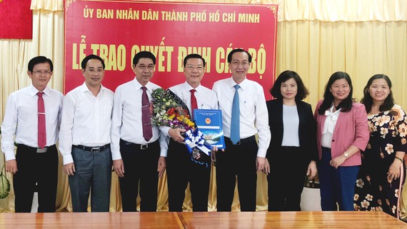 Đồng chí Lê Thanh Liêm trao quyết định phê chuẩn Chủ tịch UBND huyện Cần Giờ cho ông Nguyễn Văn Hồng