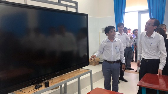 Ông Lê Thanh Liêm khảo sát phòng nghe - nhìn của trường THPT Cần Thạnh