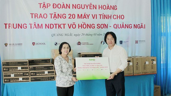 Tập đoàn Nguyễn Hoàng trao tặng 20 máy vi tính cho Trung tâm nuôi dạy trẻ khuyết tật Võ Hồng Sơn
