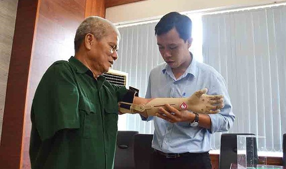 Cánh tay robot do sinh viên Trường Đại học Phạm Văn Đồng chế tạo trao tặng cho thương binh ở Quảng Ngãi