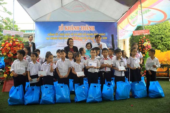 Các nhà hảo tâm tặng quà cho học sinh Trung tâm nuôi dạy trẻ khuyết tật Võ Hồng Sơn