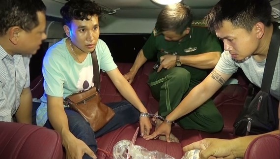 Two Laotian students are arrested when they transport drugs into Vietnam