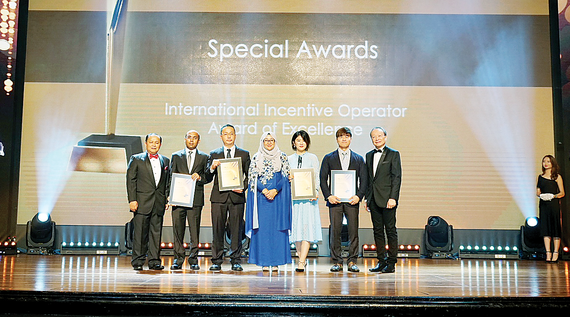 Tổng Giám đốc Công ty Du lịch và Sự kiện Việt - VIETTOURS, ông Lưu Đình Phục (thứ ba từ trái qua) nhận Cúp giải thưởng rAWr Awards 2017 do Cục Xúc tiến và Hội nghị Malaysia (MyCEB) trao tặng ​