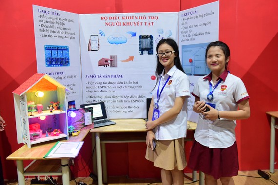 2 em Võ Lê Mai Anh và Lê Nguyên, học sinh lớp 9/3 Trường iSchool Nha Trang bên dự án “Công tắc WIFI - Bộ điều khiển hỗ trợ người khuyết tật”