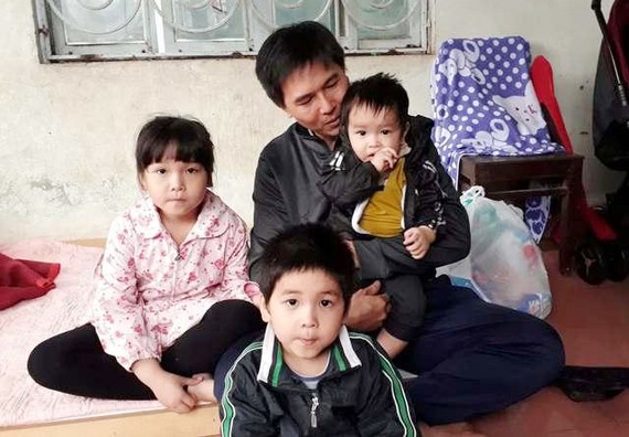 Vợ mất đi, để lại gánh nặng kinh tế, nuôi 3 con nhỏ cho anh Phạm Quốc Việt. Ảnh: DÂN VIỆT  