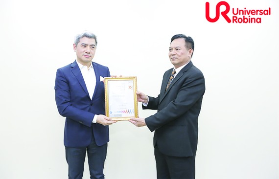 Ông Đỗ Chí Thành - Giám đốc khu vực miền Bắc Công ty  SGS trao chứng nhận ISO 45001: 2018 cho URC Việt Nam