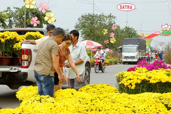 Người dân tham quan và mua sắm tại Chợ hoa xuân Bình Điền năm 2018