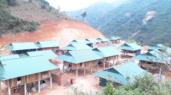 ​  Một khu tái định cư được xây dựng sau đợt mưa lũ lịch sử cuối tháng 8 đầu tháng 9-2018 tại huyện Mường Lát (Thanh Hóa)