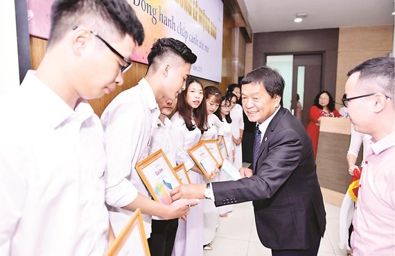 Trao 36 suất học bổng Lê Mộng Đào cho sinh viên Đại học Xây dựng