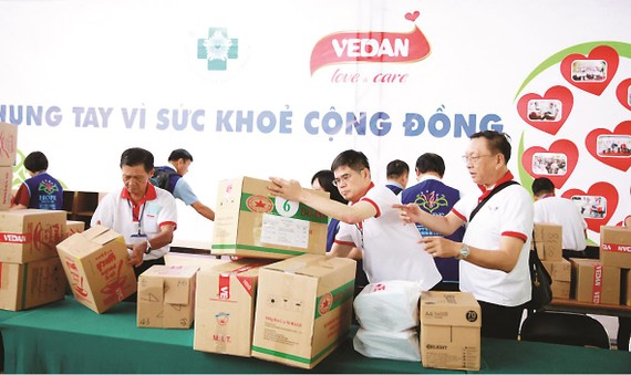 Tập thể nhân viên Vedan Việt Nam tất bật chuẩn bị cho hoạt động khám bệnh, phát thuốc miễn phí