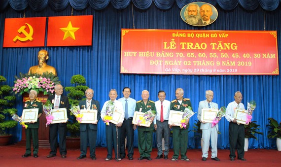 Đồng chí Nguyễn Hữu Hiệp, Trưởng ban Dân vận Thành ủy TPHCM dự và trao Huy hiệu Đảng đợt 2-9 cho 320 đảng viên tại quận Gò Vấp. Ảnh: CTTĐTGV