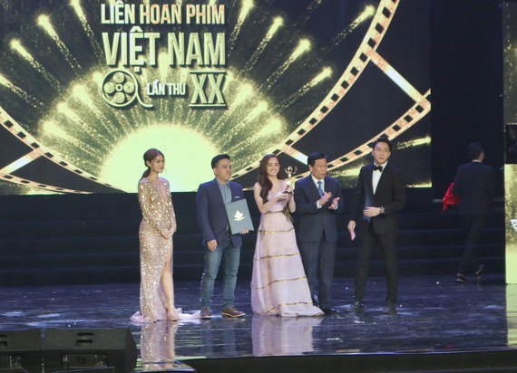 Bộ phim “Em chưa 18” (đạo diễn Lê Thanh Sơn) đoạt giải Bông Sen vàng tại LHP lần thứ 20, ở TP Đà Nẵng