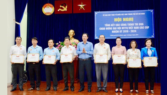Phó Chủ tịch Thường trực Ủy ban MTTQ Việt Nam TPHCM Nguyễn Thành Trung tặng Bằng khen cho các tập thể. Ảnh: hcmcpv