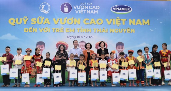 ​  Trong suốt chặng đường 12 năm, Quỹ sữa Vươn Cao Việt Nam và Vinamilk đã trao tặng hơn 35 triệu ly sữa với tổng giá trị 150 tỷ đồng cho gần 441.000 trẻ em khó khăn trên khắp Việt Nam.
