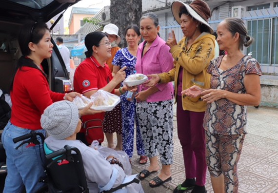 Tấm lòng thiện của bà Phạm Thị Hương (thứ 2 từ trái sang) đã lan tỏa đến bạn bè và người thân trong gia đình 
