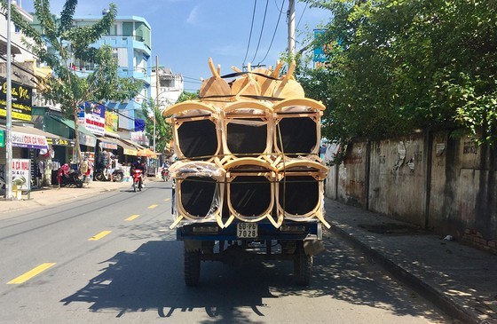 Xe 3 bánh chở hàng hóa cồng kềnh lưu thông trên đường phố TPHCM