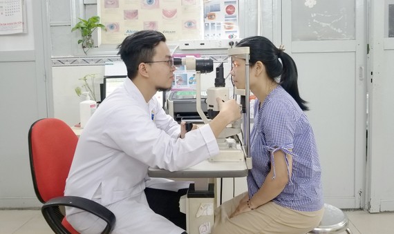 Bác sĩ Bệnh viện Đa khoa Sài Gòn khám mắt  cho bệnh nhân bị đục thủy tinh thể 