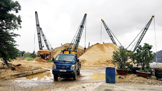 Một điểm tập kết cát xây dựng tại TPHCM