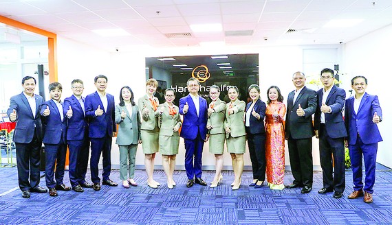 Hanwha Life Việt Nam khai trương trung tâm phục vụ khách hàng tại TPHCM