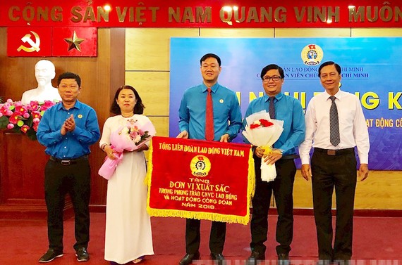 Phó Chủ tịch Thường trực Liên đoàn Lao động TPHCM Trần Đoàn Trung trao Cờ thi đua cho Công đoàn Viên chức TP. Ảnh:hcmcpv