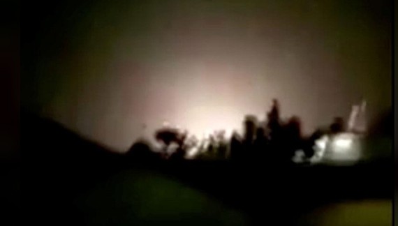 Một vụ nổ được nhìn thấy sau khi tên lửa đáp xuống căn cứ không quân Ain al-Asad ở Iraq, hình ảnh được cắt từ clip quay vào ngày 8-1-2020. Ảnh: Iran Press