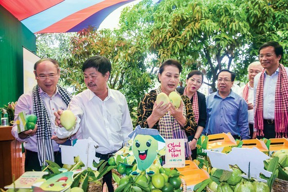 Chủ tịch Quốc hội Nguyễn Thị Kim Ngân (thứ 3 từ trái qua) ấn tượng với sản phẩm xoài của mô hình “cây xoài nhà tôi” của Đồng Tháp.
