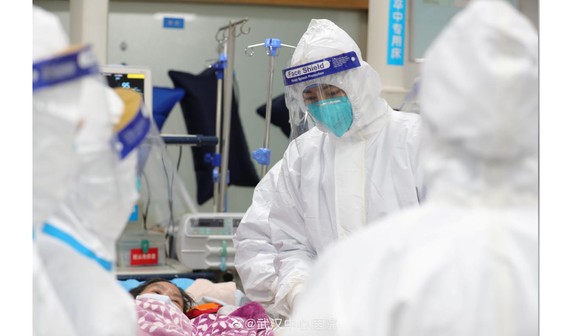  Hình ảnh được tải lên phương tiện truyền thông xã hội vào ngày 25-1-2020 bởi cho thấy các nhân viên y tế đến thăm một bệnh nhân ở Vũ Hán, Trung Quốc. Ảnh: Bệnh viện Trung ương Vũ Hán/WEIBO/REUTERS