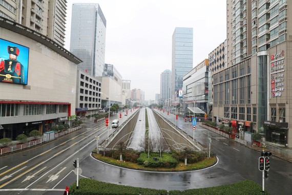  Đường phố ở Vũ Hán, tỉnh Hồ Bắc (Trung Quốc) vắng tanh, ngày 26-1-2020. Ảnh: CNS/REUTERS