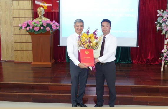 Ông Lê Duy Minh (trái) nhận quyết định làm Cục trưởng Cục thuế TPHCM.