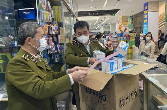  Đội Quản lý thị trường số 1 - Quản lý thị trường TP Hà Nội kiểm tra mặt hàng khẩu trang y tế tại một nhà thuốc ở Hà Nội. Ảnh: Tổng Cục quản lý thị trường.
