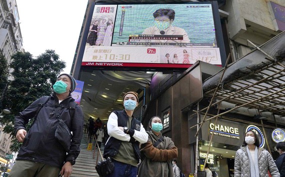  Người dân Hồng Kông đeo khẩu trang phòng chống dịch do virus Corona gây ra, ngày 31-1-2020. Ảnh: AP