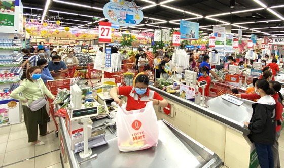 Các hệ thống siêu thị khẳng định không thiếu hàng hóa thiết yếu. Ảnh: CAO THĂNG