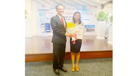 Khách hàng nhận giải nhất SaigonBank smart banking ngày 14-2