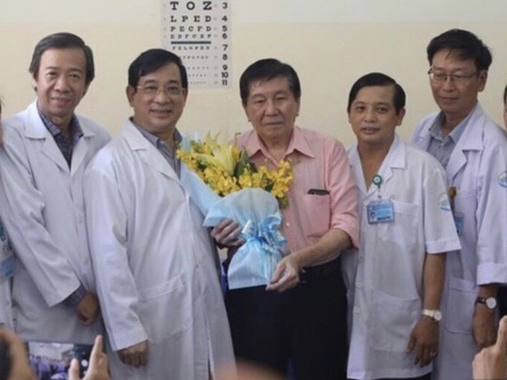 Bác sĩ Nguyễn Thanh Phong (thứ 2 từ phải sang)  cùng bệnh nhân nhiễm Covid-19 xuất viện