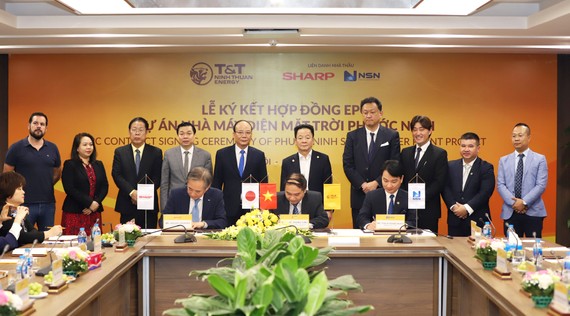  Đại diện Công ty Cổ phần Công nghiệp Năng lượng Ninh Thuận và Liên danh đối tác Sharp – NSN ký hợp đồng EPC dự án nhà máy điện mặt trời Phước Ninh