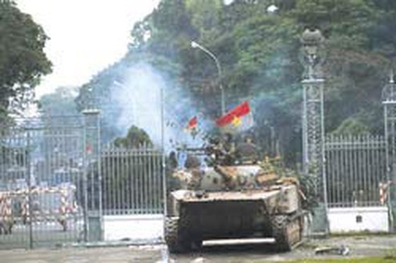 Chiếc xe tăng đầu tiên (xe 390) của quân giải phóng húc đổ cổng sắt Dinh Độc Lập trong ngày 30-4-1975.