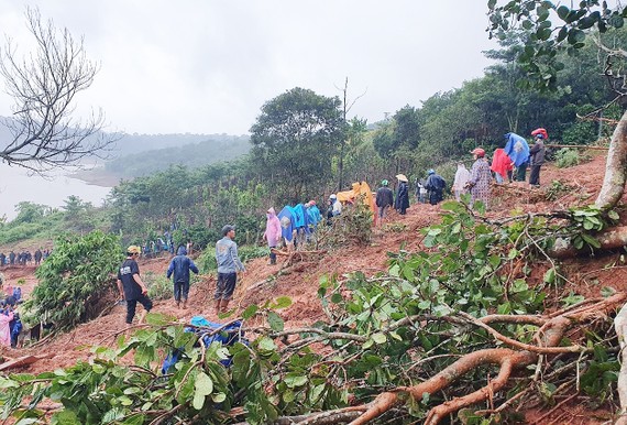 Tỉnh Đắk Nông huy động nhân dân cùng tham gia khắc phục hậu quả mưa lũ. Ảnh: LÊ PHƯỚC